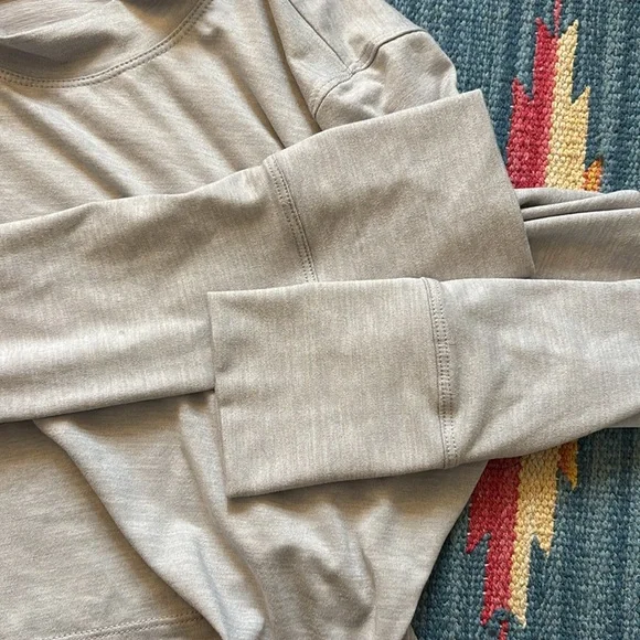 Vuori Long-Sleeve Lux Crop Tee Platinum Heather Size S - Picture 5 of 5